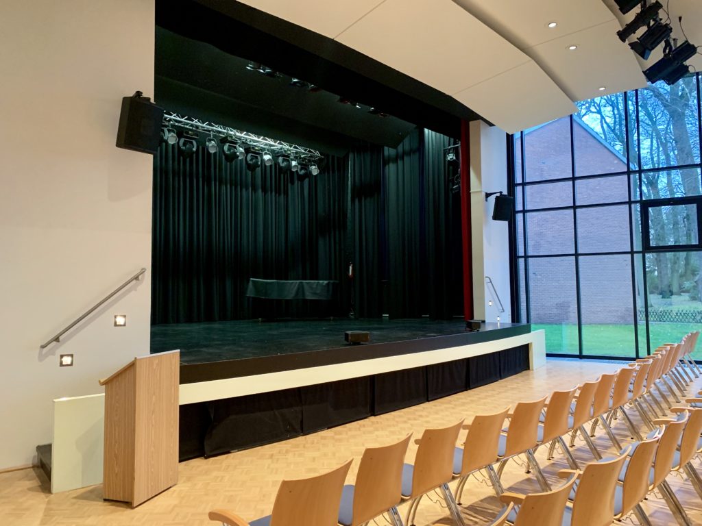 De nieuwe theater geluidsinstallatie van de Aula Emlichheim bestaande uit twee NEXO P12 toppen, 2 NEXO ID-24 frontfills en 2 NEXO L15 subwoofers.