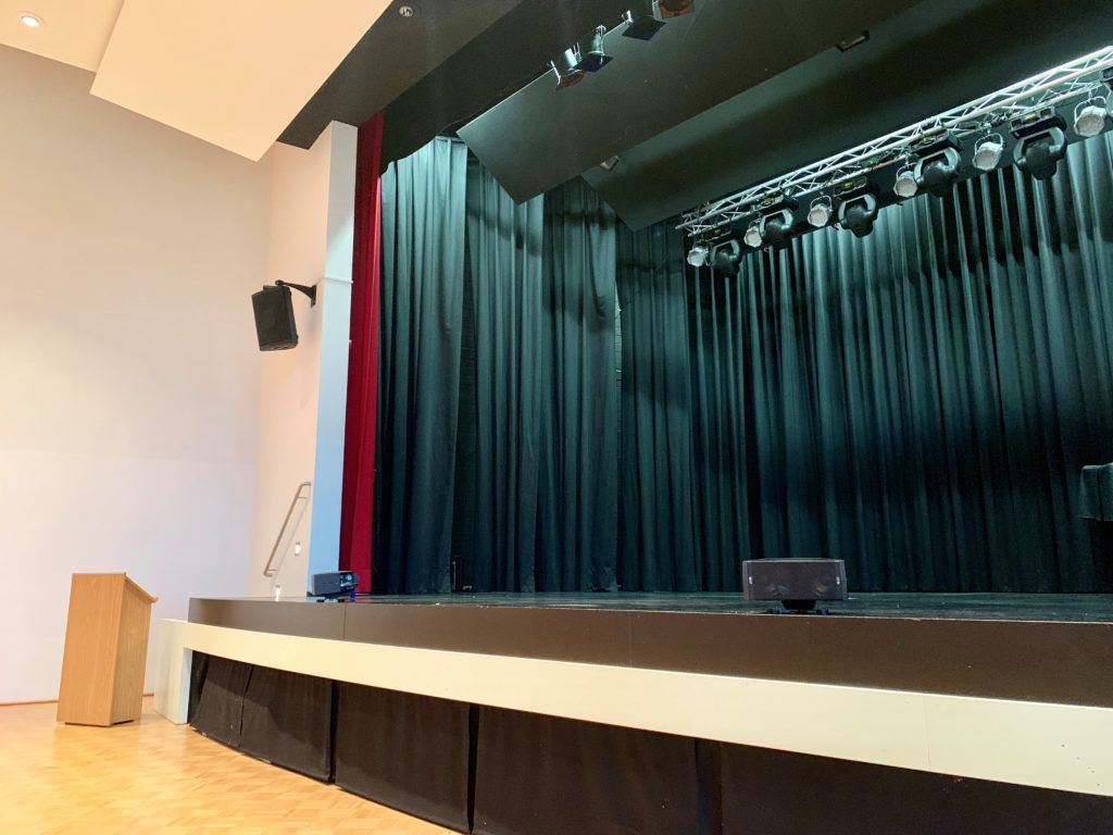 De nieuwe theater geluidsinstallatie van de Aula in Emlichheim.