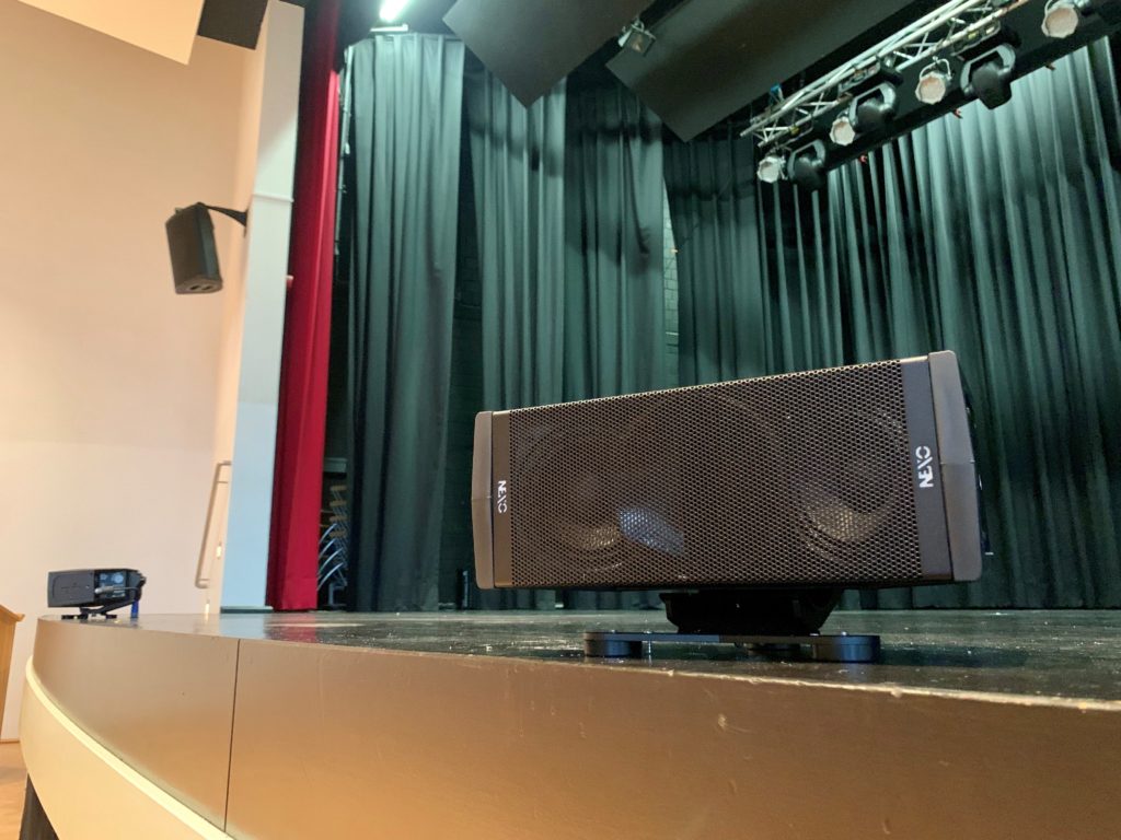 De NEXO ID-24 is de perfecte frontfill in een theater geluidsinstallatie.